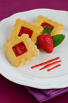 포토 JPG 해외이미지 접시 딸기 실내 사람없음 쿠키 식탁보 달콤 민트 딸기시럽 보라색배경 해외202004 해외포토 식기 백그라운드 과일 디저트 내부 보라색 맛 허브 시럽 파일형식 이미지허브