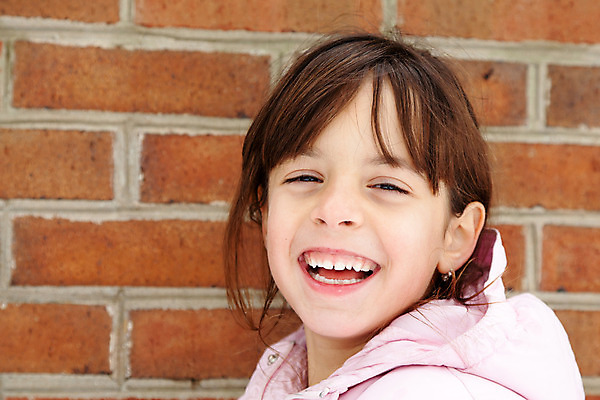 포토 JPG 해외이미지 계절 여자 행복 감정 어린이 벽 겨울 가족 청소년 돌담 한명 웃음 사람 건물 해외202004 해외포토 1 건축물 관계 표정 담장 돌_바위 파일형식 이미지허브