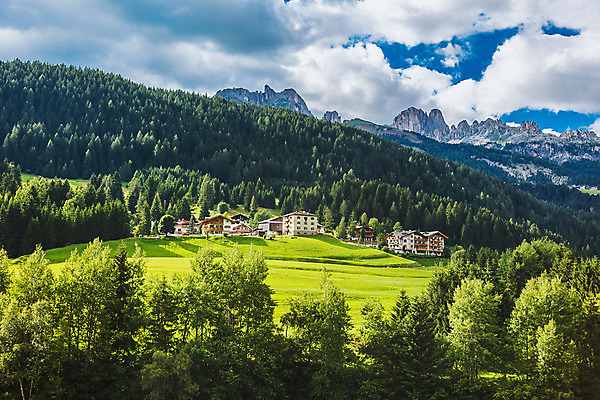 포토 JPG 해외이미지 구름 유럽 여행 백그라운드 자연 하늘 휴가 산 주택 풍경 사람없음 야외 목재 초록색 여름 파란색 마을 맑음 놀람 이탈리아 하이킹 시골 알프스 남쪽 절정 해외202004 해외포토 자연요소 나무 계절 감정 나라 컬러 재료 레저 날씨 표정 건물 방향 생태계 파일형식 이미지허브