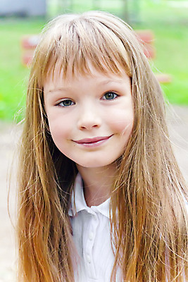 포토 JPG 해외이미지 백인 여학생 유럽 어린이 한명 흰색 9 8 6 7 해외202004 해외포토 서양인 1 학생 여자 나라 컬러 사람 숫자 파일형식 이미지허브