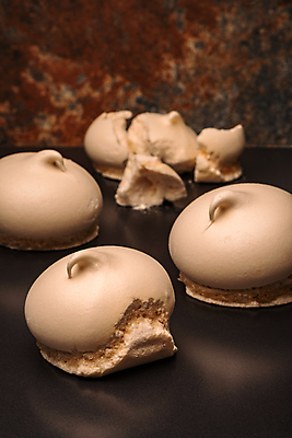 포토 JPG 해외이미지 서양음식 실내 사람없음 아웃포커스 쿠키 손상 달콤 머랭 갈색배경 해외202004 머랭쿠키 해외포토 음식 백그라운드 컨셉 디저트 촬영기법 내부 갈색 맛 파일형식 이미지허브