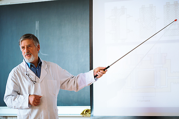포토 JPG 해외이미지 백인 직업 1 학생 교육 남자 과학 졸업 교실 학교 고등학교 한명 사람 스터디 교사 교수 칠판 코트 강의 강당 집중 과학자 분필 대학교 공식 물리학 지능 해외202004 해외포토 서양인 컨셉 학습 외투 초크 물리 학자 파일형식 이미지허브