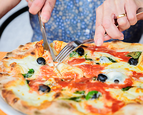 포토 JPG 해외이미지 라이프스타일 접시 손 여자 포크 토마토 치즈 피자 요리 사람 성인 사람없음 상자 검은색 식사 저녁식사 이탈리아 신선 잡기 칼 자르기 굽기 올리브 바질 점심식사 모짜렐라치즈 해외202004 해외포토 식기 열매 유럽 컬러 채소 모션 유제품 패스트푸드 서양음식 생활 신체부위 구이 파일형식 이미지허브