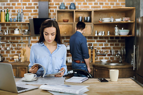 포토 JPG 해외이미지 백인 직업 유럽 커피 음료 비즈니스 아침 성인 두명 컵 노트북 컴퓨터 주방 작업 비즈니스우먼 아침식사 무선전화기 심각 프리랜서 네트워킹 해외202004 해외포토 주간 서양인 식기 여자 나라 컨셉 사람 전자제품 식사 직장인 네트워크 전화기 파일형식 이미지허브