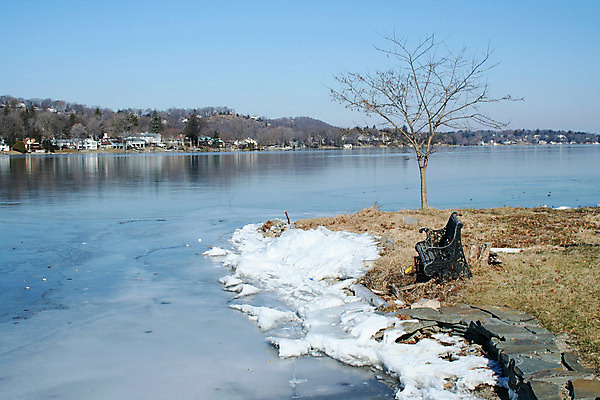 포토 JPG 해외이미지 나무 호수 겨울 벤치 의자 산 사람없음 냉동 얼음 연못 해외202004 해외포토 자연요소 식물 계절 가구 파일형식 이미지허브