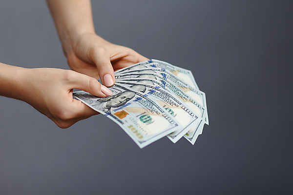 포토 JPG 해외이미지 백인 행복 지폐 돈 비즈니스 성공 관리 한명 사람 성인 금융 달러 저축 잡기 비즈니스우먼 재산 투자 이익 계산서 월급 빚 해외202004 해외포토 서양인 1 여자 감정 컨셉 모션 경제 직장인 파일형식 이미지허브