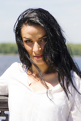 포토 JPG 해외이미지 백인 1 여자 유럽 갈색머리 한명 검은색 흰색 해외202004 해외포토 서양인 헤어스타일 나라 컬러 사람 파일형식 이미지허브