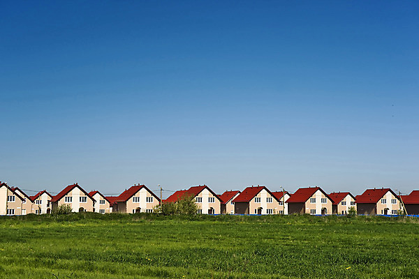 포토 JPG 해외이미지 밭 건축양식 창문 가족 하늘 지붕 부동산 새로움 주택 사람없음 야외 건물 빨간색 초록색 파란색 햇빛 문 맑음 타운 구역 똑같은 생존 해외202004 해외포토 건축물 건축 컬러 컨셉 농업 관계 날씨 태양 도시 재산 파일형식 이미지허브