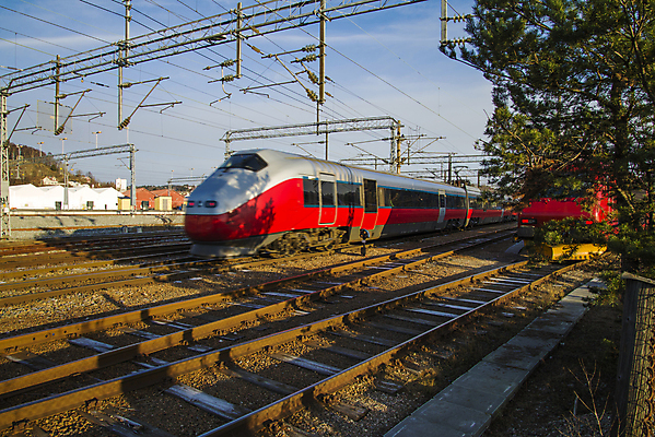 포토 JPG 해외이미지 유럽 여행 이동 비즈니스 교통시설 자국 모션 추상 노르웨이 사람없음 야외 빨간색 파란색 빛 기차 도시 터널 전철 역 연결 창고 속도 출퇴근 마차 승객 튜브 엔진 단상 방법 블러 선로 스칸디나비아 오슬로 통근 해외202004 해외포토 나라 길 육상교통 교통수단 컬러 교통 컨셉 무늬 대중교통 시설 출근 파일형식 이미지허브
