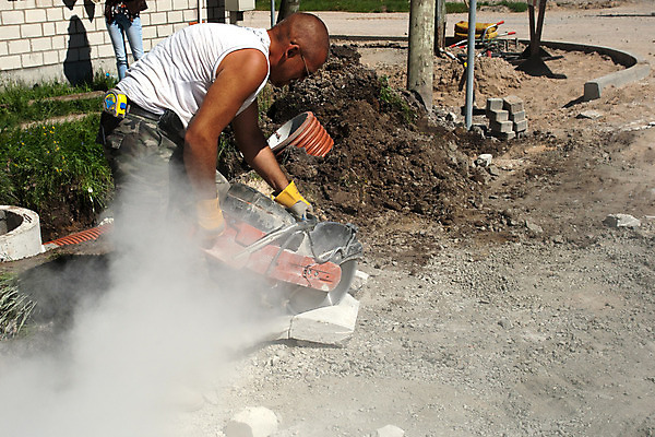 포토 JPG 해외이미지 직업 산업 포장 노동자 한명 건물 기계 장비 건설현장 잡기 업무 판넬 바퀴 원형 땅 자르기 먼지 건축업자 커터 톱질 해외202004 해외포토 도형 1 건축물 건축 모션 건설업 사람 작업 파일형식 이미지허브