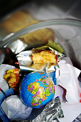 포토 JPG 해외이미지 교육 지구 자연 미래 안전 사람없음 세계 지구본 바구니 성장 쓰레기통 사회 도덕 캔 쓰레기 폐기물 가난 거절 기아 난방 유지 낭비 개발 요금 정치 헬프 해외202004 해외포토 컨셉 도움 사회이슈 생태계 공동체 파일형식 이미지허브