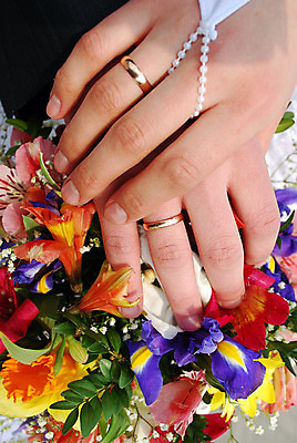 포토 JPG 해외이미지 백인 손 커플 여자 꽃 꽃다발 결혼 2 꽃무늬 손가락 신혼부부 결혼식 남편 함께함 사랑 사람 사람없음 장미 터치 축하 반지 아내 황금 손톱관리 손톱 해외202004 해외포토 서양인 식물 부부 감정 컨셉 무늬 장신구 관계 이벤트 신체부위 네일아트 신혼 파일형식 이미지허브