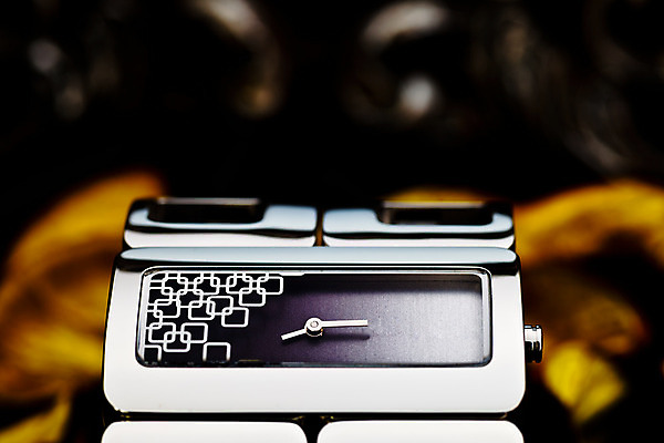 포토 JPG 해외이미지 손 여자 얼굴 시계 백그라운드 팔찌 선물 사람없음 빛 숫자 유행 금속 달력 기구 시간 화려 클래식 고급 우아함 은색 크리스탈 보석 손목 손목시계 오브젝트 싱글 다이얼 타이머 분 스트랩 철강 해외202004 해외포토 문자 컬러 컨셉 장신구 재질 사람 신체부위 광석 파일형식 이미지허브