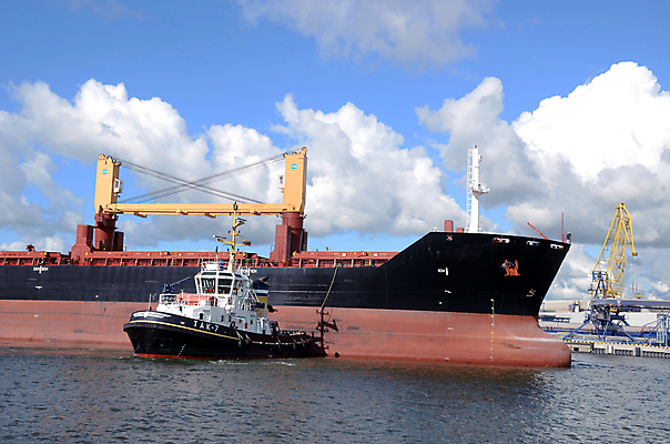 포토 JPG 해외이미지 유럽 산업 바다 여행 비즈니스 건축양식 교통시설 풍경 사람없음 물 강 항구 화물 도시 보트 역사 큼 컨테이너 기중기 보안 상업 포트 타운 리투아니아 수입 터미널 해외202004 해외포토 자연요소 건축 나라 교통 배_교통 안전 운송업 중장비 크기 시설 파일형식 이미지허브