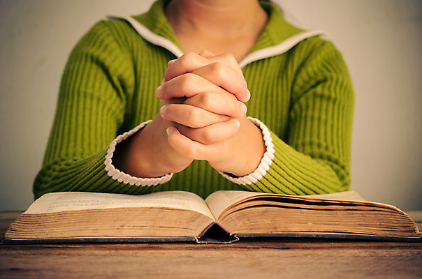 포토 JPG 해외이미지 손 남자 기독교 종교 텍스트 손가락 탁자 주택 사람 앉기 사람없음 목재 책 빛 스터디 성경 어둠 침묵 기도 잡기 영혼 읽기 신성 해외202004 해외포토 나무 가구 재료 종교용품 모션 건물 신체부위 학습 소리 파일형식 이미지허브