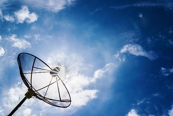 포토 JPG 해외이미지 구름 접시 파도 인터넷 비즈니스 통신 하늘 안테나 사람없음 파란색 태양 우주 디지털 텔레비전 자료 웹 인공위성 과학기술 네트워크 메시지 연결 접속 무선전화기 전화기 수화기 사인 라디오 신호 상승 방송 전염 부름 천문학 궤도 멀리 통과 목소리 소통 채널 프로그램 셀룰러 해외202004 해외포토 자연요소 식기 교육 바다 컬러 컨셉 모션 기술 전자제품 질병 감염 파일형식 이미지허브