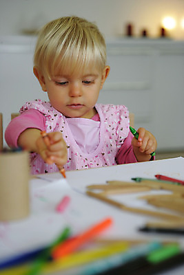 포토 JPG 해외이미지 여자 어린이 실내 한명 들기 상반신 앞모습 그리기 소프트포커스 크레파스 소녀한명만 해외202004 해외포토 1 뷰포인트 모션 학용품 촬영기법 사람 내부 여자한명만 소녀만 파일형식 이미지허브