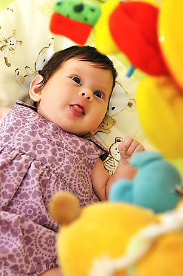 포토 JPG 해외이미지 백인 응시 여자 남자 딸 행복 얼굴 실내 사랑 한명 사람 소년 성인 소파 장난감 기쁨 흰색 자녀 아기 아빠 부드러움 걸음마 천진난만 해외202004 해외포토 서양인 1 시선 감정 어린이 컬러 컨셉 의자 가족 모션 내부 신체부위 감각 파일형식 이미지허브