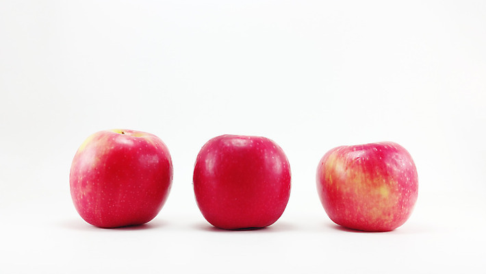 포토 JPG 해외이미지 선 음식 백그라운드 다이어트 과일 자연 건강 3 사람없음 빨간색 흰색 신선 달콤 맛 사과 먹기 오브젝트 유기농 고립 줄서기 채식주의자 해외202004 해외포토 웰빙 컬러 컨셉 모션 생태계 채식 파일형식 이미지허브