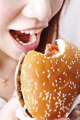 포토 JPG 해외이미지 음식 빵 조각 토마토 육류 한명 소고기 햄버거 입 먹기 속도 깨 해외202004 해외포토 1 채소 식재료 모션 패스트푸드 사람 신체부위 조미료 파일형식 이미지허브