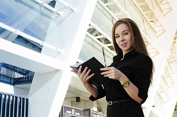 포토 JPG 해외이미지 직업 1 학생 응시 여자 셔츠 비즈니스 사업가 성공 한명 서기 미소 사람 도시풍경 귀걸이 작업 비즈니스우먼 자신감 손목시계 리더 스카이라인 해외202004 해외포토 시선 감정 시계 컨셉 상의 장신구 모션 표정 풍경 도시 직장인 파일형식 이미지허브