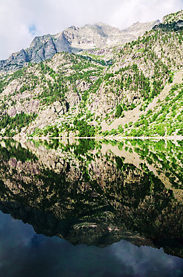 포토 JPG 해외이미지 응시 유럽 자연 하늘 그림자 사람없음 야외 목재 초록색 물 파란색 빛 컬러풀 태양 반사 평화 흐름 스페인 크리스탈 만족 암초 내추럴 해외202004 해외포토 자연요소 나무 시선 감정 나라 컬러 컨셉 재료 광석 생태계 파일형식 이미지허브