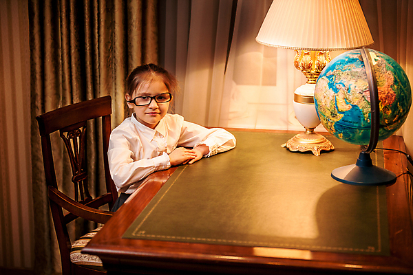 포토 JPG 해외이미지 백인 1 학생 응시 여학생 여자 교육 지구 어린이 교실 학교 실내 한명 사람 내부 책 스터디 세계 연필 지구본 방 램프 클래식 스마트 책상 검색 탐사 지리 해외202004 해외포토 서양인 시선 가구 컨셉 학용품 조명 학습 필기구 파일형식 이미지허브