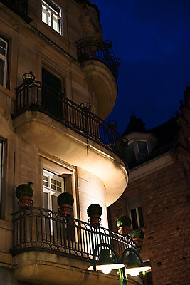 포토 JPG 해외이미지 식물 전통 외관 꽃 유럽 화분 벽 여행 건축양식 창문 자연 거리 주택 독일 사람없음 건물 장식 파란색 여행객 골동품 발코니 도시 재산 클래식 고급 야간 저녁 빌라 맨션 타운 옛날 스타일 해외202004 해외포토 자연요소 건축물 건축 나라 컬러 컨셉 사람 금융 생태계 파일형식 이미지허브