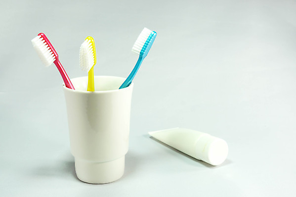 포토 JPG 해외이미지 유리 사람없음 세트 치아 칫솔 치약 돌봄 해외202004 해외포토 모션 재질 위생용품 소화기관 파일형식 이미지허브