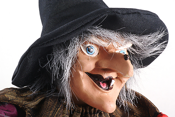 포토 JPG 해외이미지 1 응시 감정 얼굴 웃음 사람 앉기 사람없음 검은색 할로윈 흰색 표현 입 무서움 빗자루 마녀 마법 나쁜 고립 해외202004 해외포토 시선 컬러 모션 표정 신체부위 청소도구 파일형식 이미지허브