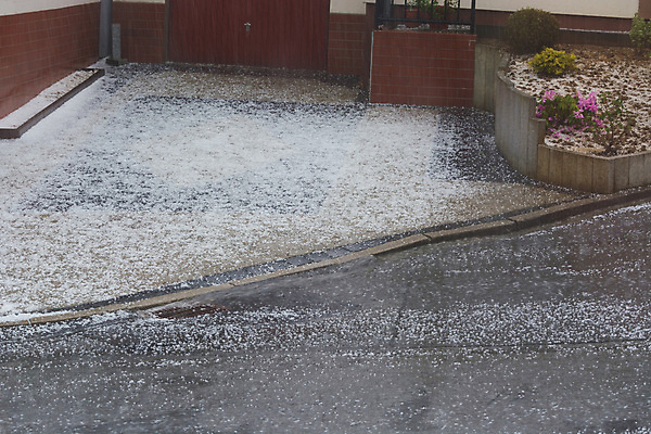 포토 JPG 해외이미지 계절 도로 공 자연 지붕 날씨 주택 독일 사람없음 가로 물 여름 환경 냉동 얼음 봄 손상 추위 덮개 나뭇가지 액체 떨어짐 위험 시원함 폭풍 빗물 뇌우 폭풍우 해외202004 해외포토 자연요소 나무 유럽 길 컨셉 교통시설 건물 뚜껑 비_날씨 자연재해 생태계 파일형식 이미지허브