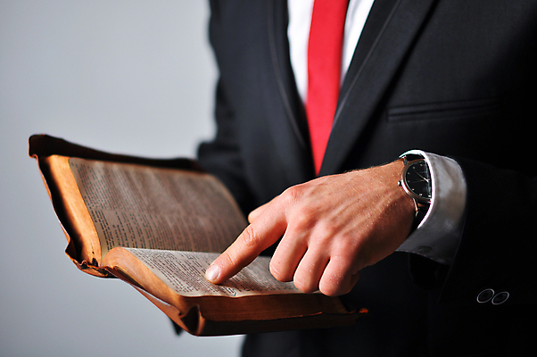 포토 JPG 해외이미지 손 교육 백그라운드 셔츠 회사 비즈니스 성공 넥타이 사람 정장 사람없음 책 빨간색 스터디 사무실 검은색 성경 재킷 시험 업무 비즈니스맨 체험 읽기 손목시계 계약 준비 문서 법 문학 재판 몸통 법관 공정 의견 경영 궤 원고 정부 필기체 대리인 해외202004 해외포토 문자 잡화 옷 남자 시계 컬러 컨셉 상의 장신구 종교용품 모션 신체부위 학습 외투 작업 직장인 법률가 파일형식 이미지허브