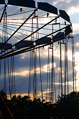 포토 JPG 해외이미지 공원 실루엣 의자 모션 놀이 하늘 사람없음 컬러풀 축제 기계 기쁨 원형 승차 서커스 무서움 버리기 그네 회전목마 공평 해외202004 해외포토 도형 공공시설 감정 컬러 가구 촬영기법 놀이기구 파일형식 이미지허브