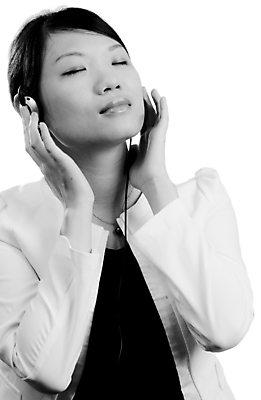 포토 JPG 해외이미지 손 여자 얼굴 음악 이어폰 백그라운드 한명 사람 성인 10대 청춘 머리 우주 헤드폰 듣기 매끈함 전화기 피부 귀 해외202004 해외포토 1 음향기기 컨셉 모션 청소년 문화예술 신체부위 감각 파일형식 이미지허브