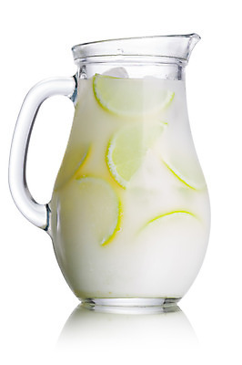 포토 JPG 해외이미지 음료 조각 유리 사람없음 우유 추위 흰색 신선 조끼 시원함 레모네이드 큐브 라임 유리주전자 고립 브라질사람 해외202004 해외포토 컬러 과일 재질 주전자 유제품 외투 에이드 파일형식 이미지허브
