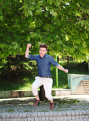 포토 JPG 해외이미지 나무 백인 모델 1 라이프스타일 응시 공원 남자 행복 자연 휴식 한명 미소 사람 성인 야외 빨간색 초록색 여름 정원 점프 자유 중앙 싱글 러시아인 스타일 해외202004 해외포토 서양인 식물 시선 계절 공공시설 감정 컬러 컨셉 모션 표정 생활 생태계 파일형식 이미지허브