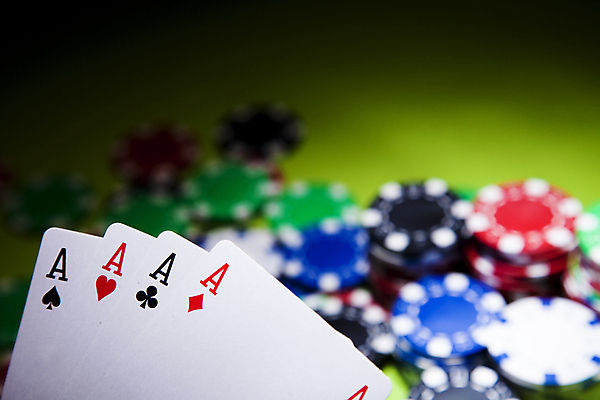 포토 JPG 해외이미지 실내 사람없음 아웃포커스 트럼프 포커칩 도박 카지노 겜블 초록배경 해외202004 해외포토 백그라운드 촬영기법 내부 초록색 놀이용품 포커 파일형식 이미지허브