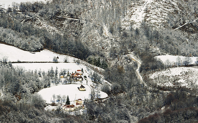 포토 JPG 해외이미지 나무 식물 구름 라이프스타일 계절 여행 크리스마스 겨울 자연 휴가 산 주택 풍경 사람없음 야외 파란색 마을 냉동 얼음 추위 흰색 시간 고독 숲 언덕 서리 해외202004 해외포토 자연요소 기념일 감정 컬러 건물 생활 생태계 파일형식 이미지허브