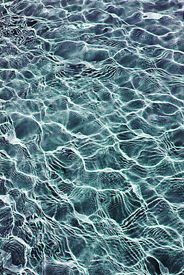 포토 JPG 해외이미지 물결 파도 바다 백그라운드 이동 패턴 표면 휴가 사람없음 물 파란색 빛 반사 젖음 추위 투명 액체 당구 질감 청록색 터키석 효과 해외202004 해외포토 자연요소 컬러 컨셉 무늬 구기 보석 파일형식 이미지허브