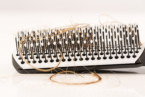 포토 JPG 해외이미지 근접촬영 사람없음 뷰티 머리카락 머리빗 흰배경 헤어관리 두피케어 탈모 탈모클리닉 해외202004 탈모예방 해외포토 뷰포인트 백그라운드 머리 흰색 미용용품 예방 클리닉 증상 파일형식 이미지허브