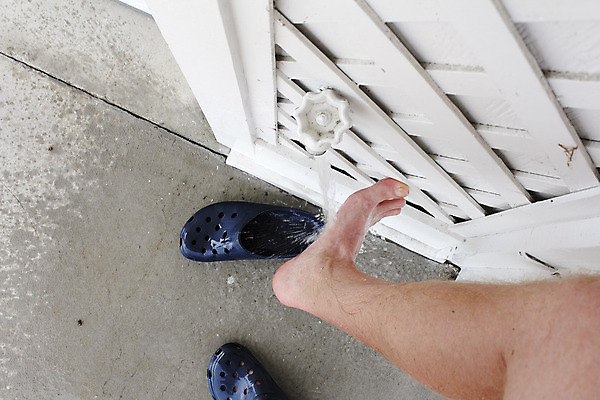 포토 JPG 해외이미지 1 남자 모래 벽 신발 주택 손잡이 한명 사람 야외 물 흰색 원형 씻기 샌들 플라스틱 청소 수도꼭지 땅바닥 바디케어 양발 위생관리 콘크리트 해외202004 해외포토 자연요소 도형 컬러 재질 바닥 관리 건물 청결 파일형식 이미지허브