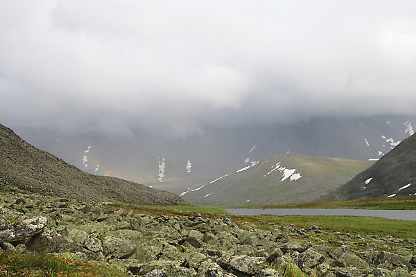 포토 JPG 해외이미지 구름 여행 산 풍경 사람없음 초록색 여름 계곡 어둠 침묵 봄 하이킹 회색 추위 안개 바위 6월 땅 북극 러시아 장면 북쪽 통과 흐림 7월 건너기 뿌연 해외202004 해외포토 자연요소 계절 유럽 컬러 모션 레저 날씨 소리 돌_바위 날짜 극지방 방향 파일형식 이미지허브