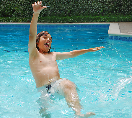 포토 JPG 해외이미지 백인 남자 꽃 행복 어린이 스포츠 놀이 휴가 건강 한명 웃음 사람 소년 야외 10대 물 파란색 운동 수영 기쁨 젖음 신선 떨어짐 시원함 휴양지 수영선수 단절 해외202004 해외포토 자연요소 서양인 식물 1 감정 컬러 컨셉 청소년 운동선수 표정 장소 수상스포츠 파일형식 이미지허브