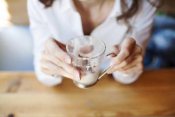 포토 JPG 해외이미지 손 커피 음료 생각 상상 유리 탁자 아침 아이디어 손잡이 한명 사람 성인 목재 컵 갈색 식당 이탈리아 거품 카페 우유 머그컵 흰색 바 액체 맛 아침식사 크리스탈 먹기 크림 아로마 카푸치노 에스프레소 라떼 모카 카페인 카피스페이스 해외202004 해외포토 주간 나무 1 식기 유럽 컬러 가구 컨셉 재료 모션 재질 유제품 신체부위 상점 식사 공백 광석 파일형식 이미지허브