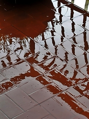 포토 JPG 해외이미지 하늘 날씨 추상 거리 사람없음 빨간색 물 반사 젖음 보행로 아스팔트 웅덩이 폭풍 샤워실 해외202004 해외포토 자연요소 도로 길 컬러 무늬 샤워시설 파일형식 이미지허브