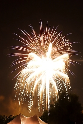 포토 JPG 해외이미지 행복 호수 하늘 휴가 불꽃 새로움 기념 폭죽 불꽃놀이 이벤트 사람없음 물 컬러풀 반사 파티 검은색 축제 힘 자유 로켓 축하 야간 폭발 폭발물 기념물 파열 7월 광 독립 추모 해외202004 해외포토 자연요소 감정 무기 컬러 컨셉 놀이 불 날짜 파일형식 이미지허브