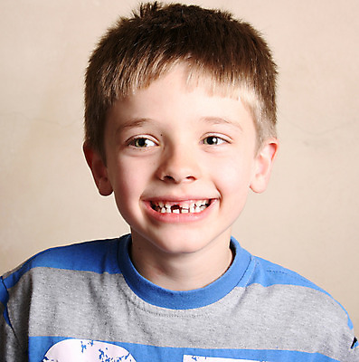 포토 JPG 해외이미지 백인 남자 아들 얼굴 어린이 셔츠 장난 종류 한명 사람 소년 파란색 금발 흰색 표현 입 닫기 치아 피부 싱글 흰배경 코 귀 특징 해외202004 해외포토 서양인 1 헤어스타일 컬러 백그라운드 상의 가족 모션 신체부위 소화기관 파일형식 이미지허브