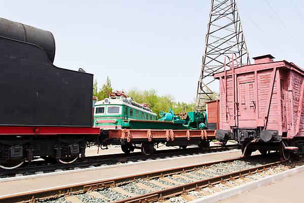 포토 JPG 해외이미지 유럽 도로 자동차 외벽 사람없음 기차 역 철 승합차 엔진 단상 디젤 러시아인 석탄 해외202004 해외포토 서양인 나라 길 육상교통 벽 교통시설 승용차 대중교통 파일형식 이미지허브