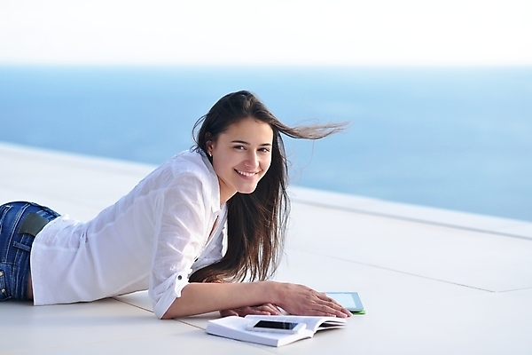 포토 JPG 해외이미지 응시 여자 엎드리기 하늘 바람 한명 상반신 성인 야외 책 스마트폰 태블릿 비즈니스우먼 야외테라스 성인여자한명만 흩날리기 해외포토 자연요소 1 시선 비즈니스 모션 날씨 사람 전자제품 핸드폰 스마트기기 발코니 직장인 여자한명만 성인여자만 파일형식 이미지허브