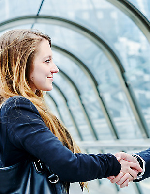 포토 JPG 해외이미지 직업 행복 비즈니스 통신 협력 노동자 악수 관리 한명 서기 사람 정장 야외 건물 도시 업무 작업 비즈니스맨 비즈니스우먼 그룹 고객 스마트 계약 흔들림 무역 역동적 약속 긍정 공평 경영 정중 콜라보레이션 해외202004 해외포토 1 건축물 옷 여자 남자 감정 산업 컨셉 모션 손짓 직장인 파일형식 이미지허브